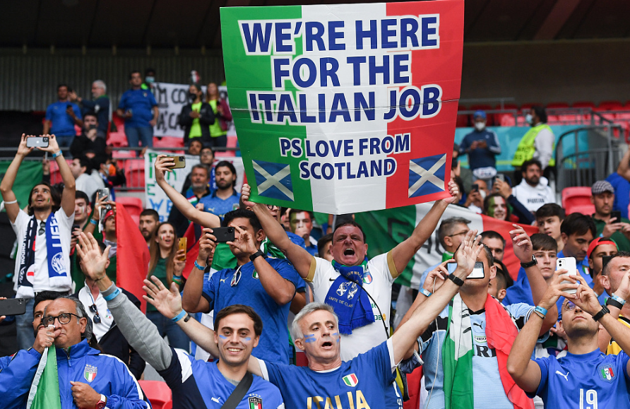 与伤心的英格兰队球迷形成对比的除了意大利队的球迷