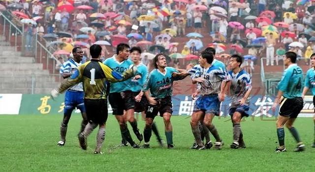 上海足球队于1963、1964年就拿过全国的联赛冠军